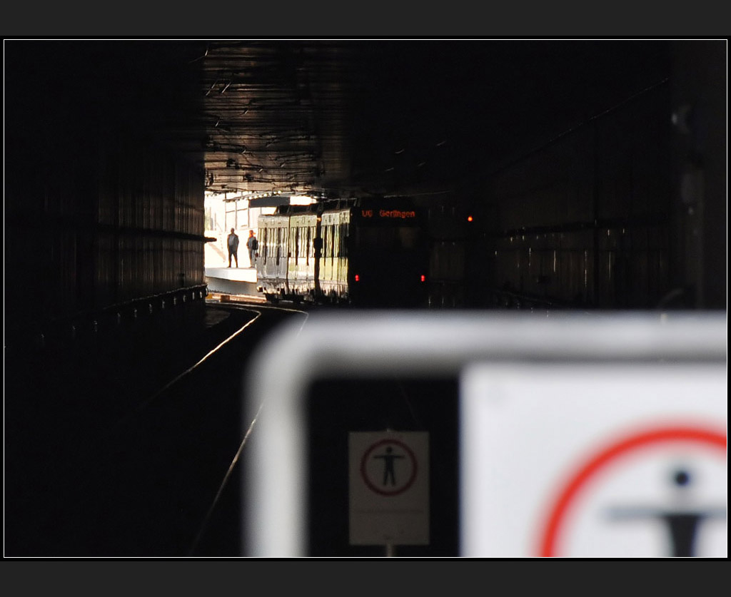 . �ber die Absprerrung geblickt - Tunnel der Stadtbahn Stuttgart im Wohngebiet Fasanenhof (Jonas)