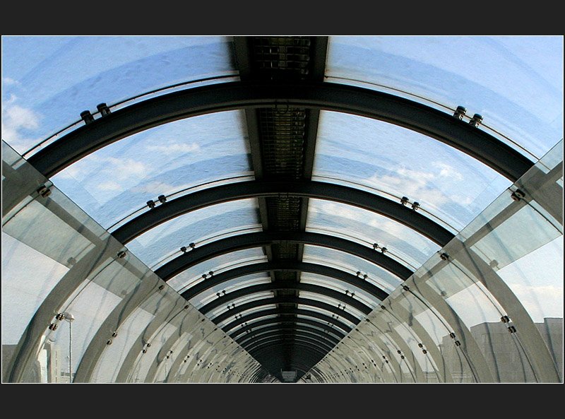 . Glasr�hre - Fu�g�ngersteg des S-Bahnhofes  Besucherpark  am Flughafen M�nchen, Architekten: Auer, Weber und Assozierte (Matthias)