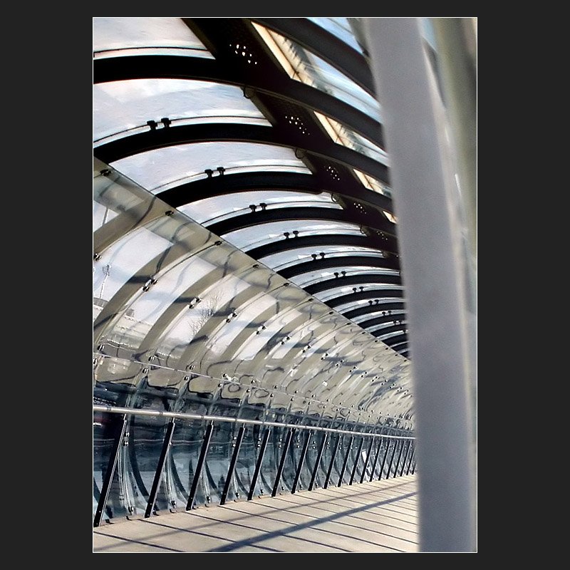 . Glasr�hre - Fu�g�ngersteg der S-Bahnstation  Besucherpark  am Flughafen M�nchen, Architekten: Auer, Weber und Assozierte (Matthias)