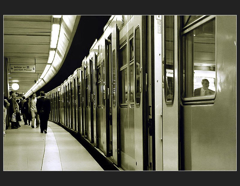 . Offene T�ren - S-Bahn in der Station  Hauptbahnhof  in Stuttgart (Matthias)