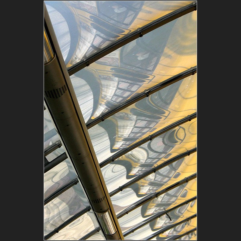 . Spiegelung - Stadtbahnhaltestelle Herderplatz in Stuttgart-West (Matthias)