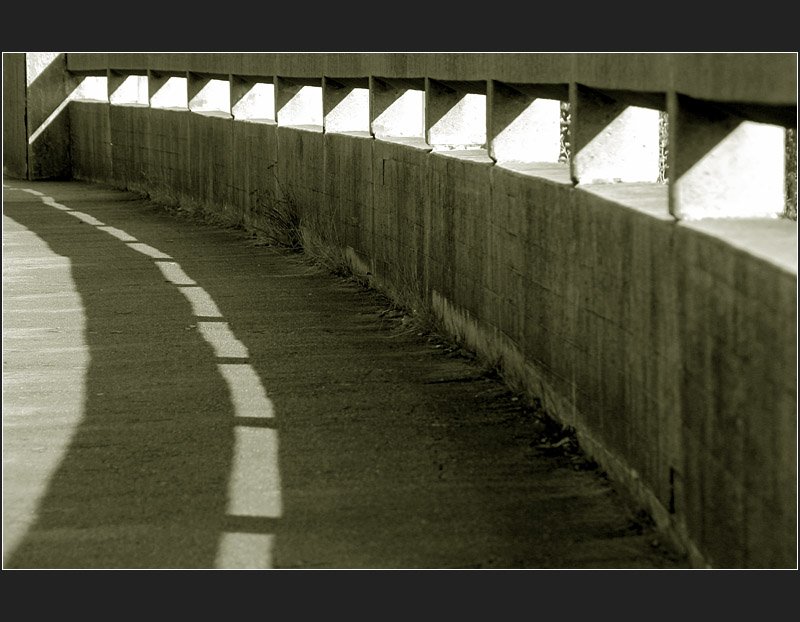 Auch eine banale Betonbr�stung kann ein Fotomotiv sein: Mauer �ber einer Stra�entunneleinfahrt in Stuttgart-Vaihingen. (Matthias)