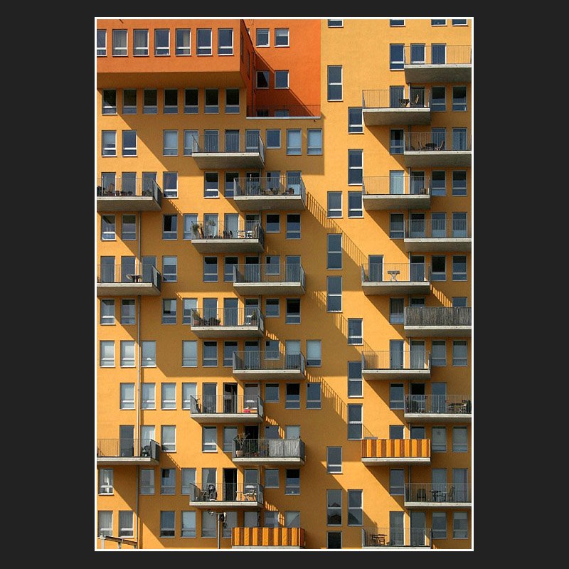 Bei diesem Wohnturm in M�nchen wechselt die Lage der Balkone von Geschoss zu Geschoss. Auch die Fenster sind unterschiedlich verteilt. Dies ergibt ein abwechslungsreiches Bild. Die Schr�ge der Schatten �berlagert die gebaute Rechtwinkligkeit. (Matthias)