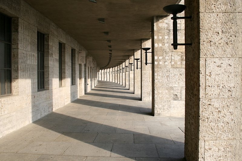 Berlin Olympiastadion, S�ulengang entlang der Logen.