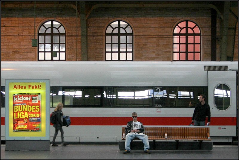 Berlin Ostbahnhof. Hier hat mich die Bahnsteigszenerie vor den drei Bogenfenstern fasziniert. (Matthias)