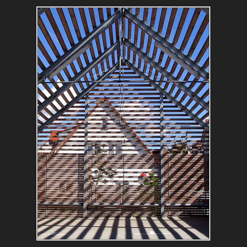 Das Parkhaus greift die d�rfliche Bauform (Satteldachhaus) auf, l�st das Geb�ude aber in einzelne Holzlamellen auf, die Umgebung wirkt ins Innere. Fotografiert in Rot am See.