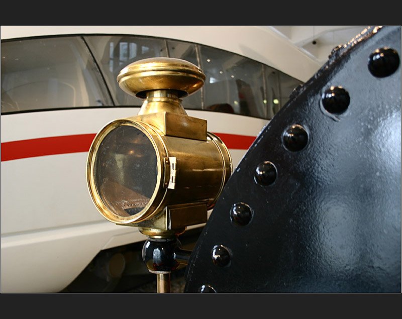 Die Art der Spurf�hrung ist geblieben: Bahnfahrzeuge aus unterschiedlichen Epochen. (Matthias)