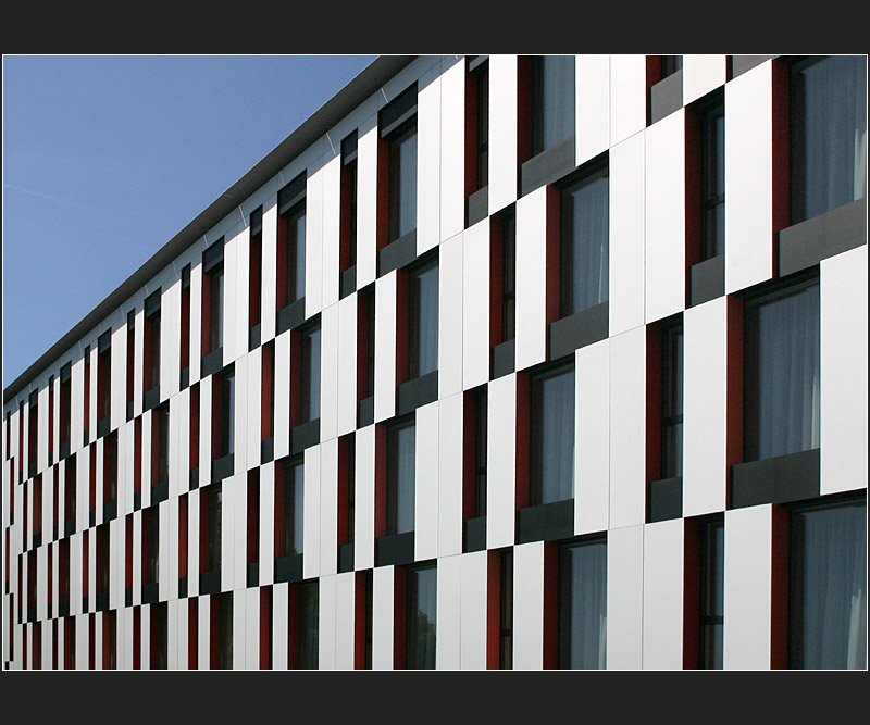 Die Fassade des Carl Benz Centers in Stuttgart-Bad Cannstatt. (Matthas)