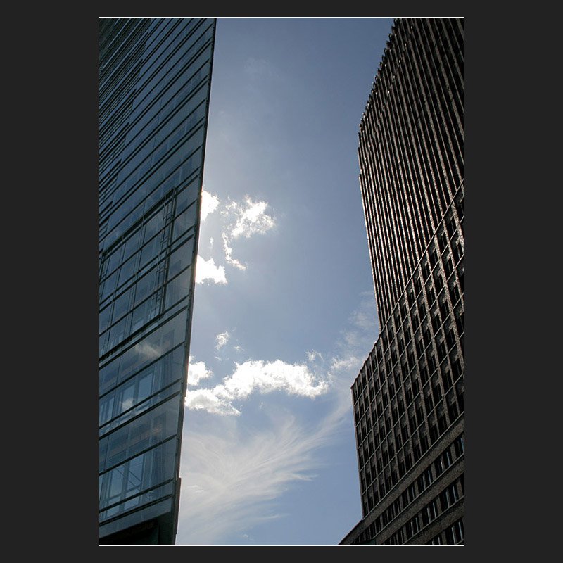 Die Hochh�user am Potsdamer Platz anders gesehen: Die beiden Geb�ude nehmen ein St�ck vom Himmel in ihre Mitte. (Matthias)