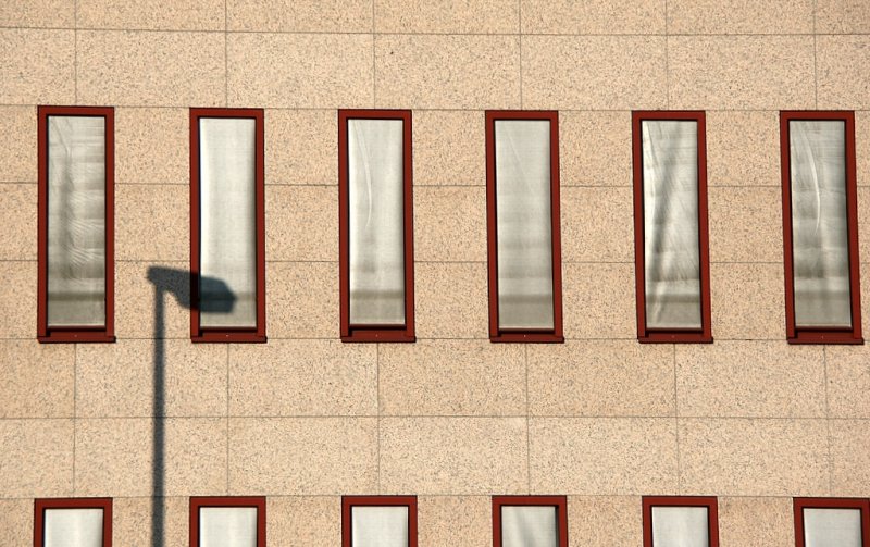 Fassade eines Gesch�ftshauses am Hbf Heidelberg. Hier hat mich der Schatten der Lampe inspiriert. 