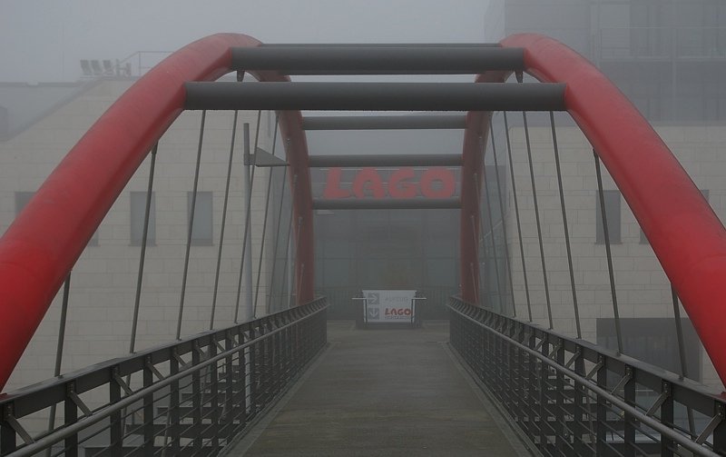 Fu�g�ngerbr�cke vom Einkaufzentrum Lago in Konstanz im Nebel. (21.Februar.2007)