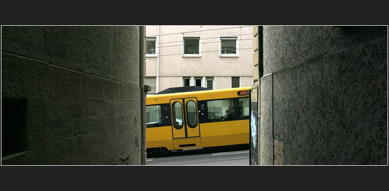 Gesehen aus einer Hofeinfahrt: der steilste Streckenabschnitt der Stuttgarter Stadtbahn in der Alexanderstra�e. (Matthias)