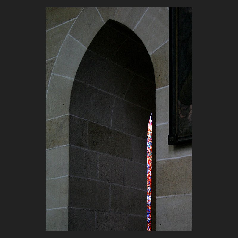 Im Ulmer M�nster: hier hat mich das in der Schr�gsicht durch den Bogen nur noch als schmaler Streifen sichtbare helle bunte Glasfenster fasziniert. (Matthias)