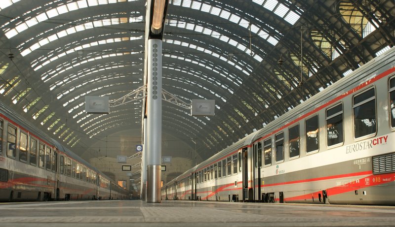 M�chtig und rund die hohe Bahnhofshalle, geradlinig und scheinbar ins Unendliche reichend, die horizontal verlegten Gleise und Bahnsteiganlagen.
Milano Centrale, den 22. Januar 2009