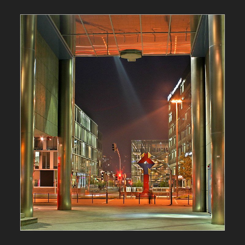 N�chtlicher Durchblick zum kleinen Schlo�platz mit dem Glaskubus des Kunstmuseums im Hintergrund. DRI aus mehreren unterschiedlich belichteten Aufnahmen. (Matthias)