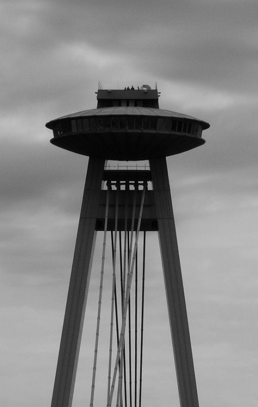 Neue Br�cke in Bratislava, Slowakei 20-08-2008. Dort oben ist ein Restaurant. Ein Bauwerk aus tiefste Ostzeite.