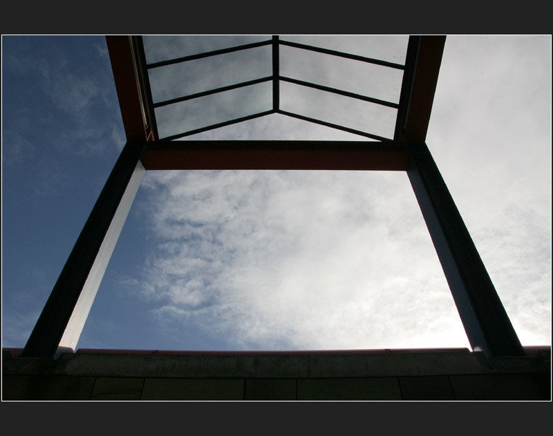 Neue Staatsgalerie in Stuttgart: die Portal�berdachung im Gegenlicht. (Matthias)