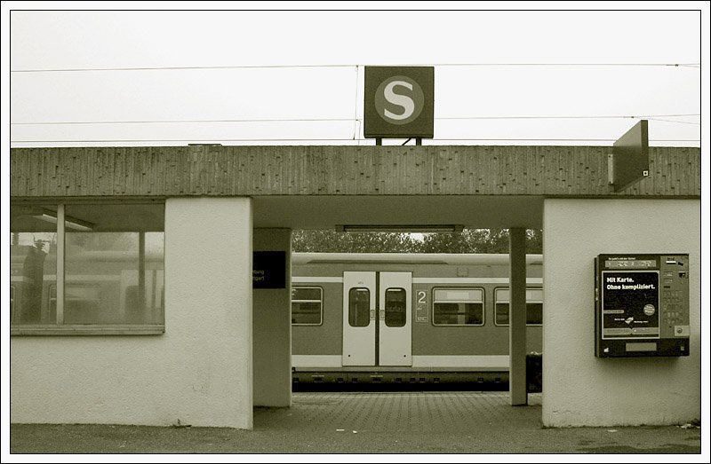 S-Bahnhof Rommelshausen: eine ganz banale S-Bahnstation. Hier fasziniert mich die rechtwinkelige Anordnung der Bildelemente. Eine triste Situation, die aber dennoch was hat.