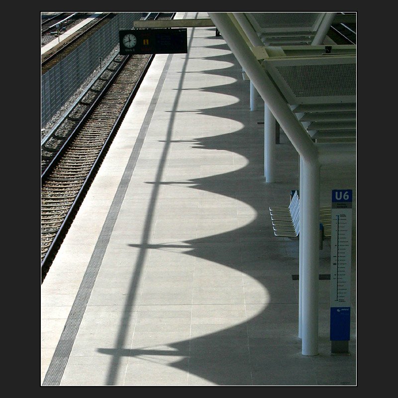 Schatten auf dem Bahnsteig: U-Bahnhof Fr�ttmaning in M�nchen. (Matthias)
