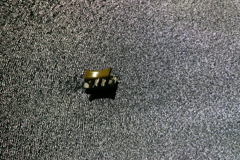 Spiegelung der Sonne in den Wellen des Teiches im Luisenpark Mannheim. Darauf f�hrt ein durch Seile gezogenes Boot.