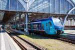 Zweigekuppelte zweiteilige erixx Stadler FLIRT� Akku 826 006 / 526 006 und 526 017 / 826 017 verlassen am 21 April 2026, als RE 83 Kiel – L�beck – B�chen – L�neburg, den Hauptbahnhof L�beck.