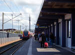 Steuerwagen voraus erreicht der RE 1 (Norddeich Mole – Emden - Oldenburg – Bremen – Hannover) Bahnhof Norddeich Mole in Ostfriesland am 30 April 2022.