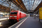 Nun hat die DB 101 090-9 (91 80 6101 090-9 D-DB) der DB Fernverkehr AG, den IC 2261 von Rostock Hbf über Lübeck Hbf nach Hamburg Hbf, am 23 April 2026 im Hauptbahnhof Lübeck übernommen und steht zur Abfahrt bereit. Hier im Hauptbahnhof Lübeck findet ein Fahrtrichtungswechsel statt, von Rostock bis hier hatte die DB 218 322-6 gezogen, da Bahnstrecke Lübeck–Bad Kleinen nicht elektrifiziert ist. 

Die 101er wurde 1998 von ADtranz (ABB Daimler-Benz Transportation GmbH) in Kassel unter der Fabriknummer 33200 gebaut.
