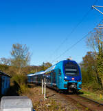 Der Doppelstocktriebzug Stadler KISS 445 129 / 445 629 der DB Regio Nord im NAH.SH-Design (Schleswig-Holstein), als RB 86 von L�beck-Travem�nde Strand nach L�beck Hbf, erreicht am 21 April 2026 bald