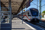 Der vierteilige Stadler KISS - IC2 4113 der Baureihe 4110 (ex Westbahn) der DB Fernverkehr AG steht am 15 Mai 2022, als IC 2275 von Warnem�nde via Rostock und Berlin nach Dresden Hbf, im Bahnhof Warnem�nde zur Abfahrt bereit.

Dieser vierteilige Stadler KISS - Garnitur IC 4113 besteht aus 93 85 4110 113-6 CH-DB / 93 85 4110 413-0 CH-DB / 93 85 4110 513-7 CH-DB / 93 85 4110 613-5 CH-DB.

Die Triebz�ge wurden 2017 von der Stadler Rail AG f�r die �sterreichische WESTbahn gebaut, seit Dezember 2019 sind, 9 dieser KISS. bei der DB Fernverkehr AG. Nach Anpassungen erfolgte die Betriebsaufnahme im M�rz 2020. Diese Triebz�ge sind in der Schweiz eingestellt/registriert und haben die Zulassungen f�r die Schweiz, �sterreich und Deutschland. Eigentlich wollte die DB die Z�ge um ein Wagenteil verl�ngern, da dies aber eine komplette neue Zulassung durch das EBA erfordert h�tte, hat man davon Abstand genommen.

 KISS  - das hei�t: Komfortabler Innovativer Spurtstarker S-Bahn-Zug. Aber nicht nur die DB Regio AG setzt auf die  KISS -Doppelstockz�ge des Schweizer Herstellers Stadler Rail bzw. Stadler Pankow, auch DB Fernverkehr erweitert seine Intercity 2-Flotte durch den Kauf von 17 hochwertigen gebrauchten Doppelstockz�gen dieses Typs, die bisher bei der �sterreichischen Westbahn im Einsatz waren. Die Fahrzeuge sind gr��tenteils erst zwei Jahre alt und haben bei den Kunden in �sterreich h�chste Zufriedenheitswerte erreicht.
