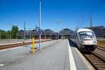   Blick auf den Hauptbahnhof L�beck am 11.06.2015, w�hrend auf Gleis 1 noch unser IC 2220 (Frankfurt - K�ln - Hamburg - L�beck) steht.