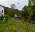 Die 187 186 (91 80 6187 186-2 D-DB) der DB Cargo AG f�hrt am 08 Mai 2026 mit einem Warmband-Coilzug durch Kirchen/Sieg in Richtung Siegen bzw.