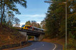 Ein Alstom Coradia LINT 41 der HLB (Hessische Landesbahn) fährt am 18 Oktober 2025, als RB 96  Hellertalbahn  (Dillenburg – Haiger – Herdorf – Betzdorf/Sieg), von Herdorf in