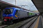 Lok E 464.264 wurde mit ihrem Zug von der Diesellok in den Bahnhof von Triest geschoben.