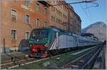 Als die Trenord 464 446 (91 83 2464 446-0 I-TN) mit ihrem Regionale R2419 nach Milano Centrale Domodossola verlässt, erreichen die ersten Sonnenstrahlen des Tages den Bahnhof.