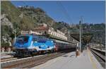 Praktisch an der selben Stelle wie beim vorangehenden Bild entstand dieses Foto: die FS Trenitalia E 464.231 (und die E 464.350 am Zugschluss) sind mit dem ICN 1959 von Roma Termini (23.25) nach