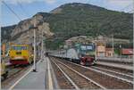 In Finale Ligure verlässt nach der Kreuzung mit dem IC 631 der Trenord Regionalzumg mit dem doch doch recht ungewöhnlichen Laufweg den Bahnhof: Der Trenord Regio 3090 fährt von Bergamo
