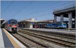 In Messina ist der FS Trenitalia ETR 104.053 angekommen und die FS Trenitalia E 464.292 wartet mit ihrem Nachtzug auf die Abfahrt in Richtung S�den.