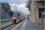 Der FS Trenitalia ETR 104 074 hat als Regionalzug 12973 den Bahnhof Letojanni erreicht.