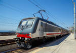 Im Sandwich zweier E.464 (geführt von der geschoben von der E.464.338) verlässt der Trenitalia InterCity Notte ICN 1959, von Roma Termini nach Syrakus (Siracusa), am 18 Juli 2022 den Bahnhof