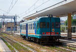 Der Dieseltriebwagen ALn 668 3032 (95 83 4668 332-8 I-Ti) der Trenitalia (100-prozentige Tochtergesellschaft der FS) fährt am 19 Juli 2022 in Bahnhof Syrakus (Stazione di Siracusa) ein und wird