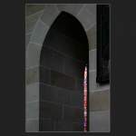 Im Ulmer M�nster: hier hat mich das in der Schr�gsicht durch den Bogen nur noch als schmaler Streifen sichtbare helle bunte Glasfenster fasziniert.