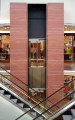 Gl�serner Aufzug in der M�ller-Galerie in Reutlingen.