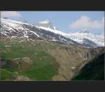Der Zug wirkt sehr klein in dieser gro�artigen Landschaft. Die Streckenf�hrung gibt f�r den Ortsfremden vielleicht R�tsel auf: wo kommt ist denn das andere Ende des Tunnels? Glacier-Express auf der Strecke der Matterhorn Gotthard Bahn oberhalb von Andermatt. Das Bild wurde im DSO-Fotoforum in die Hall of Fame gew�hlt. (Matthias)
