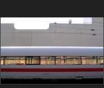 . Vorbeifahrt - Im Fensterband des ICE spiegelt sich eine Ziegelwand, S-Bahnstation Savignyplatz in Berlin (Gisela)