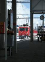 Ein Bahnsteigbild - so wie der auf den Zug wartenden Reisende die Bahn sieht und erlebt: Entwerter und Fahrplan, Zeit und Gep�ckhandwagen sind in diesem Augenblick bedeutungslos im Schatten, was