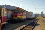 Der X 534 Turmtriebwagen X 20.641 (99 81 9431 016-0 A-StH / X 534 067-4) der Stern & Hafferl Verkehrsgesellschaft m.b.H., ex ÖBB X 534.067-4, ist am 04 April 2025 im Bahnhof Vorchdorf-Eggenberg