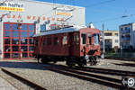 Der zweiachsige historische Normalspur 3 Klasse Elektrotriebwagen ET 24.101, ex ET 24.001, der Lokalbahn Lambach – Vorchdorf-Eggenberg (der Stern & Hafferl Verkehrsgesellschaft m.b.H.) steht am