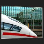 Modernes Bahndesign trifft auf moderne Architektur.