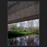 Die H�rte der Schnellstra�enbr�cke steht im Kontrast zu der Landschaft in der Waiblinger Remstalaue.