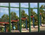 Neue Staatsgalerie Stuttgart: in der gekr�mmten Glasfassade der Eingangshalle spiegelt sich die Portal�berdachung.